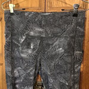 Lululemon Pace Rival Crop 22" Inseam Sz 8 Velocity Mesh Island Mist Black & Gray